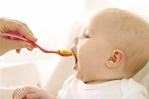 应该让宝宝尽快学会使用勺子
