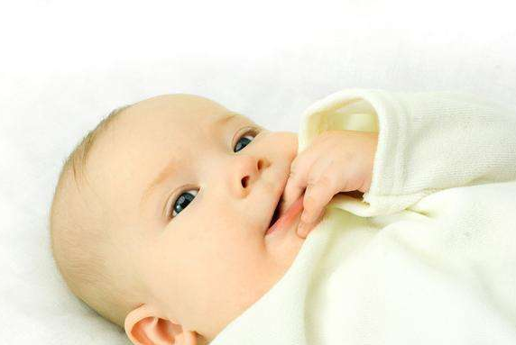 宝宝吃手是否需要干预？正确认识宝宝的“口欲期”