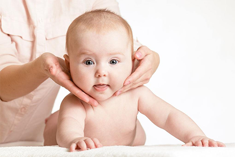 经常抚慰宝宝可以促进心理发育